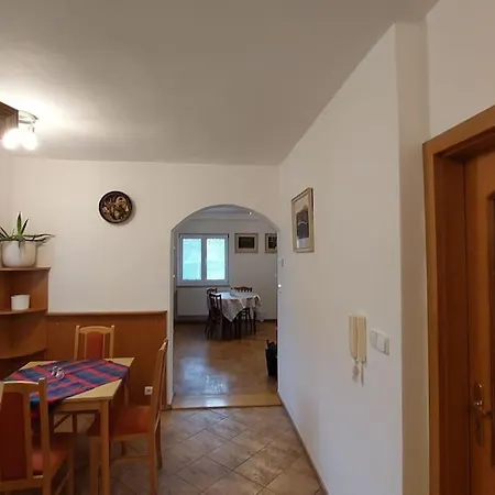House, 5 Bedrooms-9 Beds - * Prag