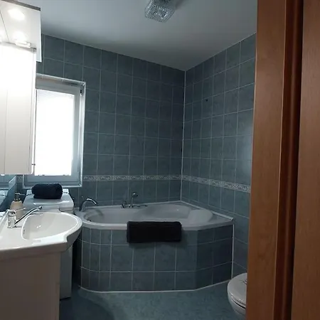 House, 5 Bedrooms-9 Beds - Semesterbostad