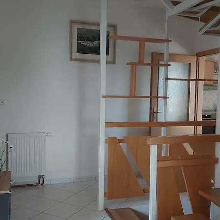 House, 5 Bedrooms-9 Beds - *