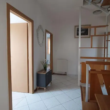 House, 5 Bedrooms-9 Beds - Hébergement de vacances Prague