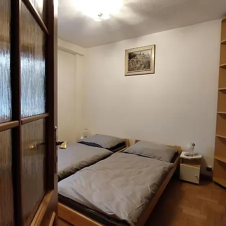 House, 5 Bedrooms-9 Beds - *