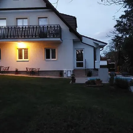 House, 5 Bedrooms-9 Beds - *
