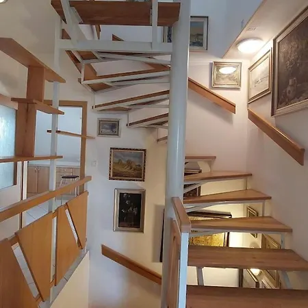 House, 5 Bedrooms-9 Beds - * Prague