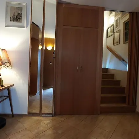 House, 5 Bedrooms-9 Beds - Hébergement de vacances Prague