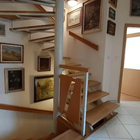 House, 5 Bedrooms-9 Beds -